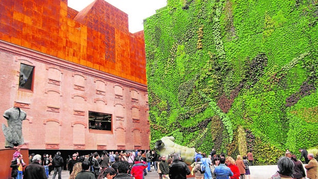 Sobre estas líneas, CaixaForum tras su apertura en 2008