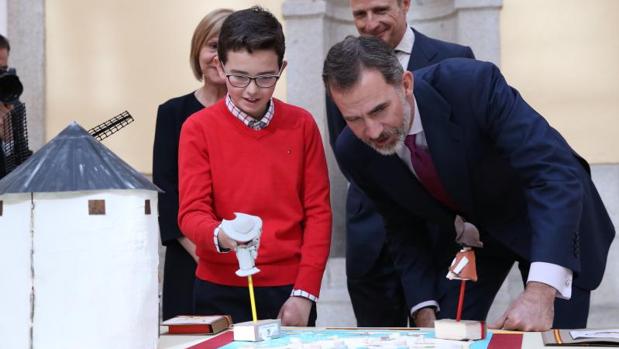 Pablo Peña y Don Felipe observan la maqueta elaborada por este joven conquense