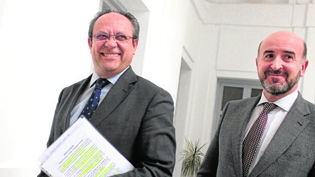 El consejero de Hacienda, Juan Alfonso Ruiz Molina, y el Interventor General de la Junta, Francisco Javier Martín Cabeza