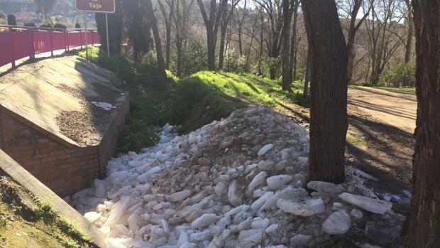 Restos del hielo de la pista de hielo en un sumidero del Puente de la Cava de Toledo