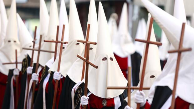 Cofrades leoneses durante la Procesión de El Encuentro en una imagen de archivo