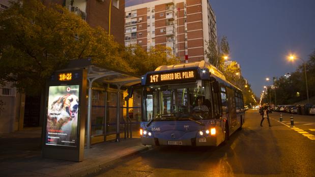Un autobús de la EMT que cubre la línea 147
