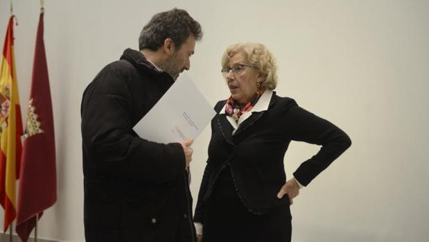 El concejal Mauricio Valiente charla con la alcaldesa Manuela Carmena en un momento del Pleno