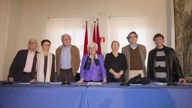 De izquierda a derecha, Octavio Ruiz-Manjón, Teresa Arenillas, José Álvarez, Paca Sauquillo, Amelia Valcárcel, Andrés Trapiello y Santos Urías