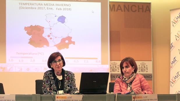 Paloma Castro, a la izquierda, durante la rueda de prensa