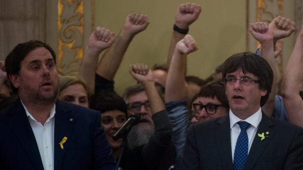 Junqueras y Puigdemont celebran la fallida declaración de independencia