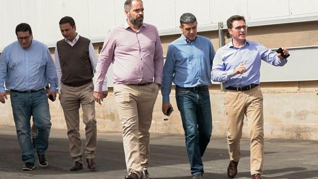 Empleados,y directivos de la filial de Capisa en Tenerife con el consejero de Ganadería (c), Narvay Quintero