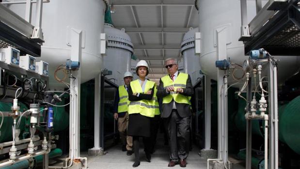 La ministra Isabel García Tejerina, visitando las instalaciones de la planta desalinizadora de Torrevieja, este lunes