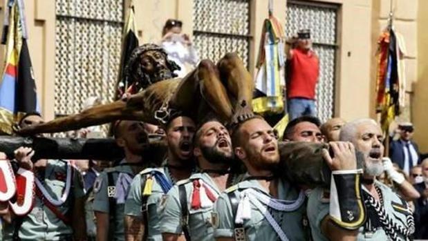 Soldados de la legión desfilan en una procesión