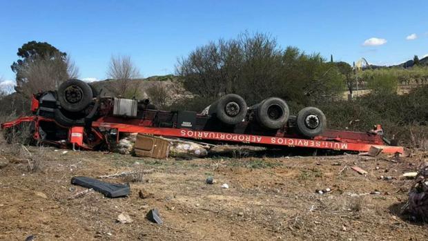 El camión de Multiservicios Aeroportuarios completamente destrozado, tras volcar