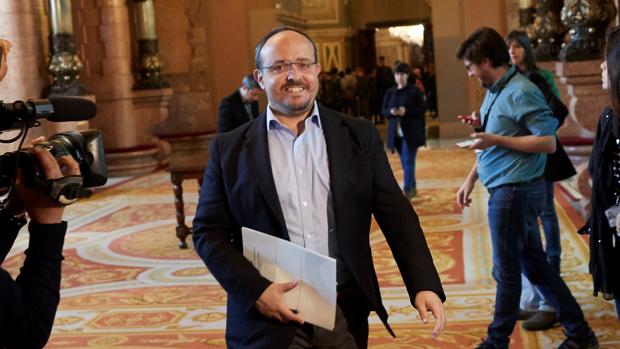 El diputado popular en los pasillos del Parlament