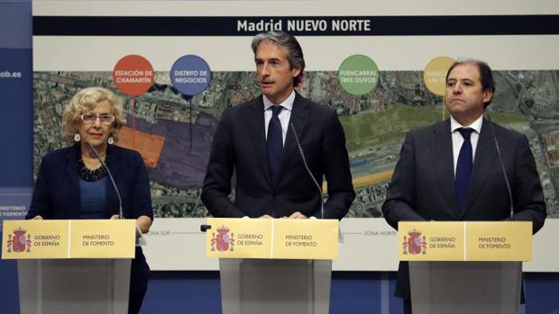 La alcaldesa de Madrid, Manuela Carmena, el ministro de Fomento, Íñigo de la Serna, y el presidente de DCN, Antonio Béjar