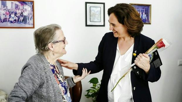 Una vecina de la Ciutat Vella ha recibido hoy a Ada Colau en su casa