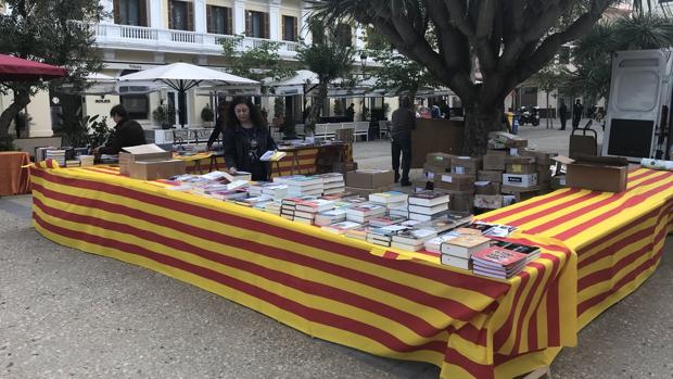 Una de las mesas dispuestas por el Ayuntamiento ibicenco durante el pasado Día del Libro