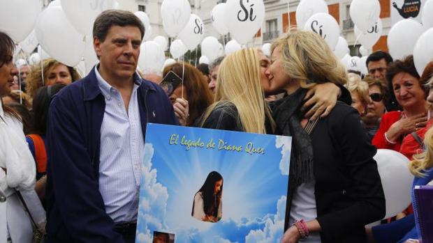 Juan Carlos Quer (i) y Diana López Pinel (d), padres de Diana junto a su hija Valeria (c)