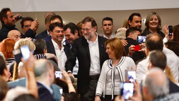 Rajoy junto al alcalde de Alicante y la presidenta regional del PP, Isabel Bonig, en el acto celebrado en esta ciudad
