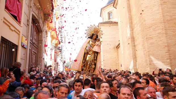 Imagen del traslado de la Virgen de los Desamparados este domingo