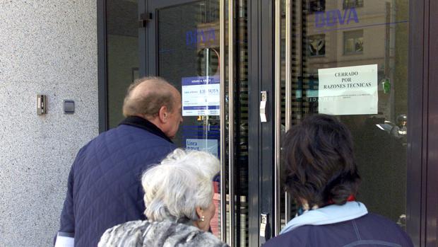 Imagen de archivo de una sucursal del BBVA tras un atraco