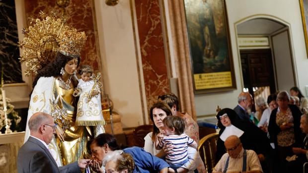 Imagen de archivo del besamanos de la Virgen de los Desamparados de Valencia
