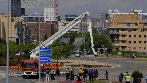 Los bomberos trabajan en el socavón que provocó la salida en tromba del agua