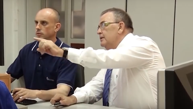 El empresario Juan José Becerra (derecha), en su empresa en Ibi
