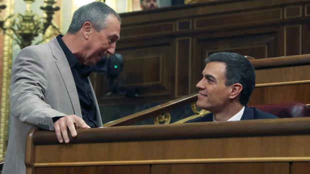 Imagen del portavoz de Compromís en el Congreso, Joan Baldoví, junto a Pedro Sánchez tomada este jueves