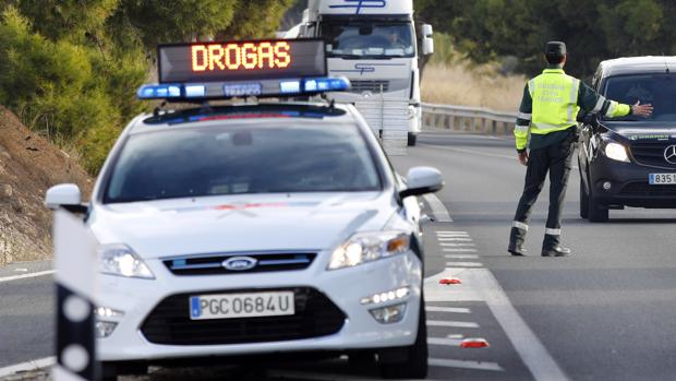 Control de drogas en la carretera en una imagen de archivo