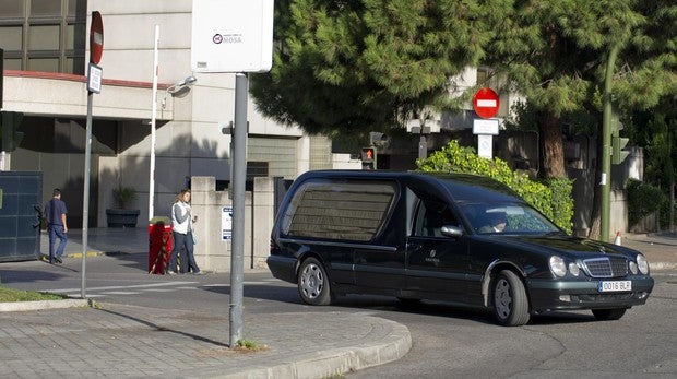 Un coche fúnebre sale del tanatorio de la M-30