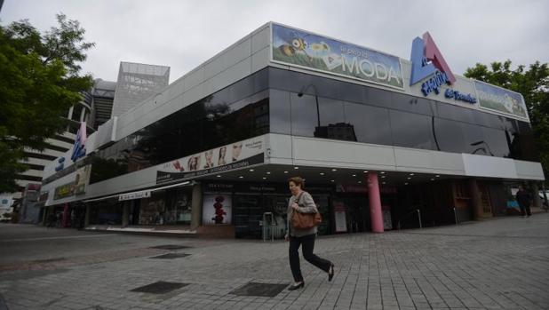 Una mujer pasa por delante del centro comercial La Esquina del Benabéu, que será derruido