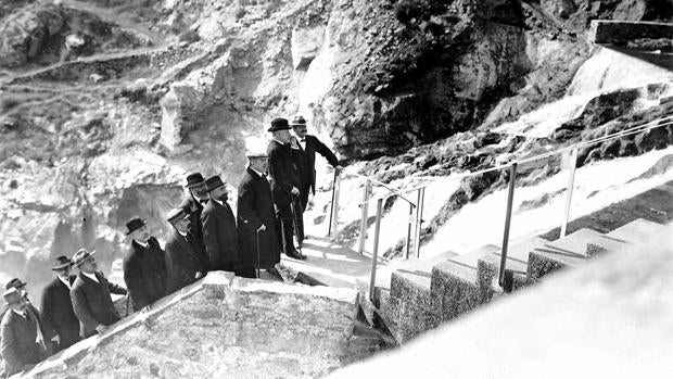 El conde de Romanones y otras personalidades visitan la presa del Villar, en 1913