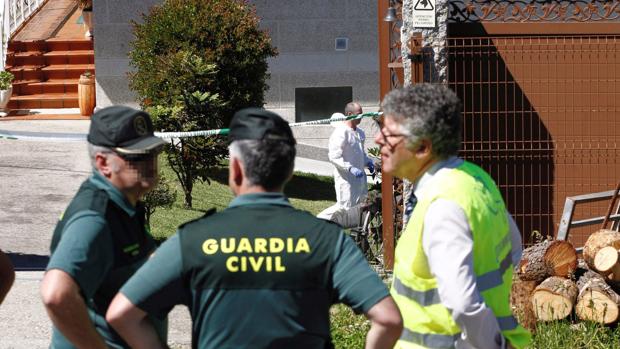 Agentes de la Guardia Civil en el lugar del crimen