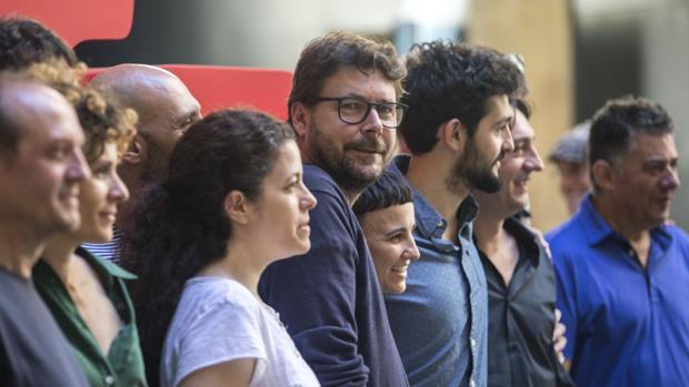 Oriol Broggi, junto al reparto de la obra inaugural del Grec