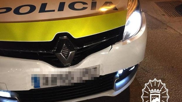El vehículo policial resultó con daños en el paragolpes