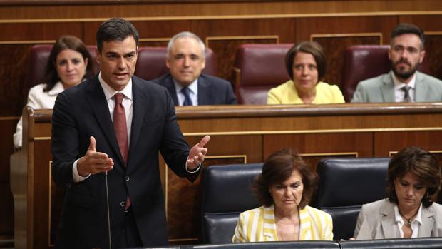 Pedro Sánchez, durante su primera sesión de control como presidente