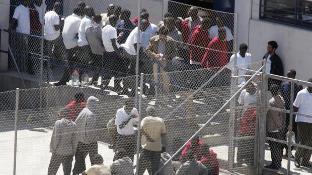 Inmigrantes en el patio de un centro de internamiento de Canarias