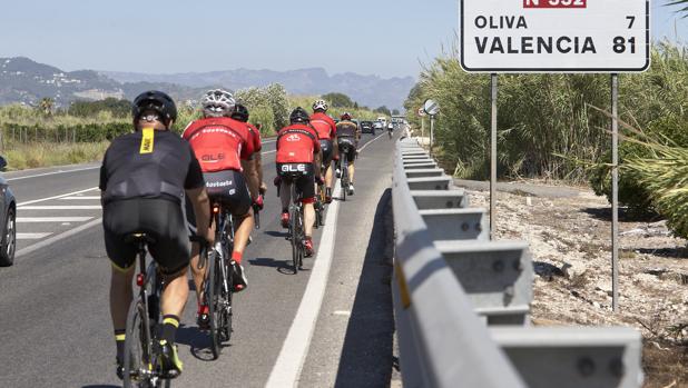 Imagen de archivo de un grupo de ciclistas en carreteras valencianas