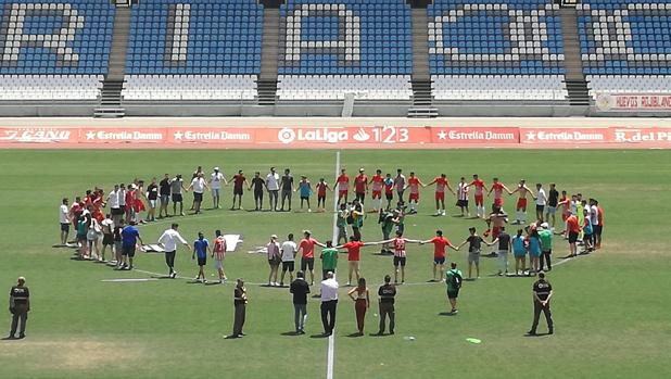 La plantilla del Almería B celebra el ascenso a Segunda B