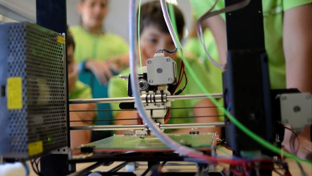 Alumnos del Campus Tecnológico atendiendo a las explicaciones