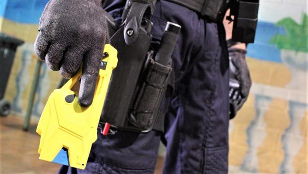Un mosso con una taser, esta mañana en Gerona