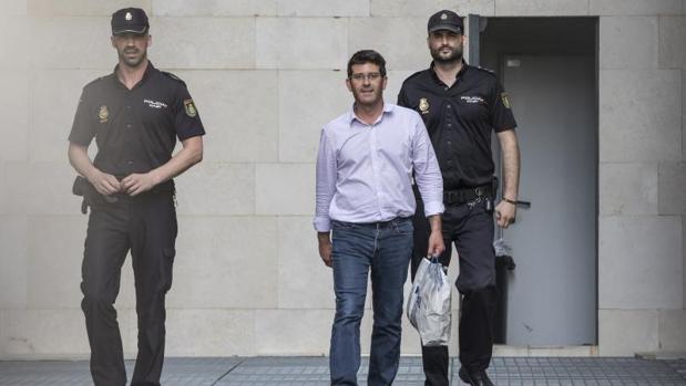 El presidente de la Diputación de Valencia, custodiado por dos agentes tras su detención