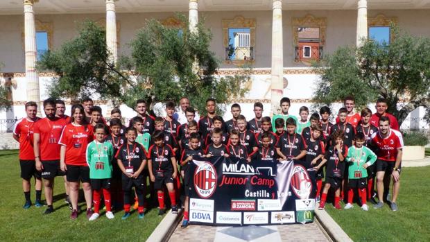 Niños y preparadores que participan en el cámpus