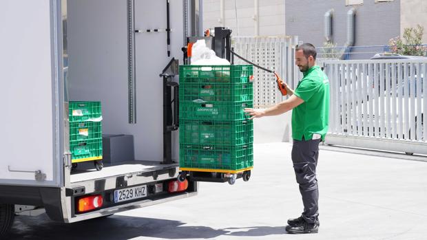 Imagen de un repartidor del nuevo modelo de venta por internet de Mercadona