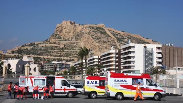 Imagen de archivo de unas ambulancias en el puerto de Alicante