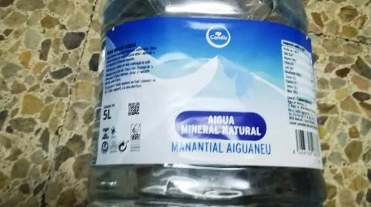 Retiran garrafas de agua de los supermercados Condis tras la