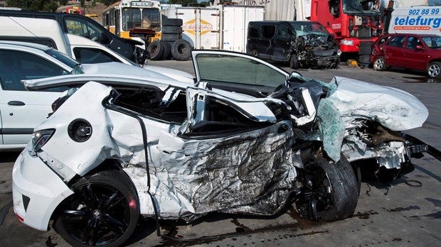 El turismoha quedado completamente destrozado tras el siniestro