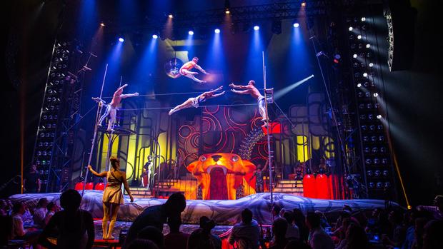 Este nuevo espectáculo mantiene el espíritu descarado de teatro, cabaret y burles de «The Hole»
