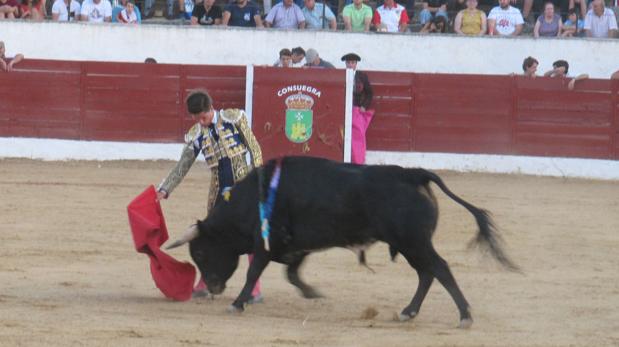 Villita, de Manzaneque, cortó dos orejas a su primero y a punto estuvo de escuchar los tres avisos en el último
