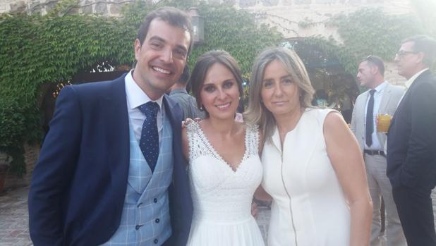 Los novios con la alcaldesa de Toledo en el cigarral del Santo Ángel Custodio