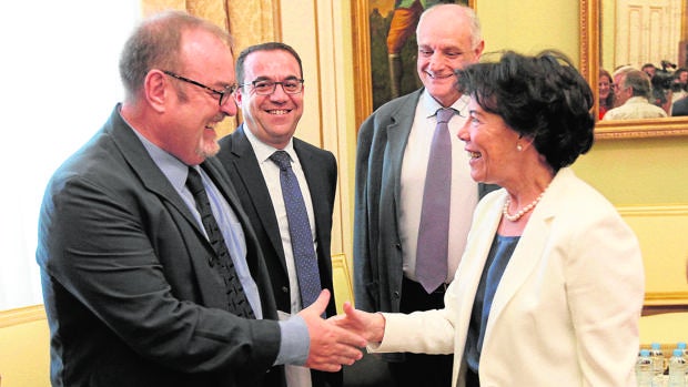 Fernando Rey e Isabel Celaá se saludan al comienzo de la Conferencia Sectorial de Educación