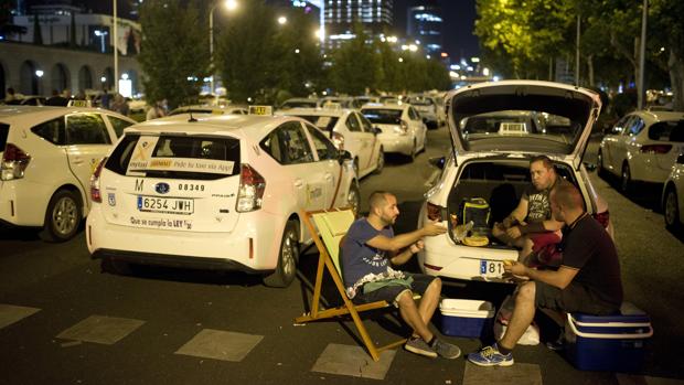 Taxistas acampados con sus vehículos en el Paseo de la Castellana, Madrid